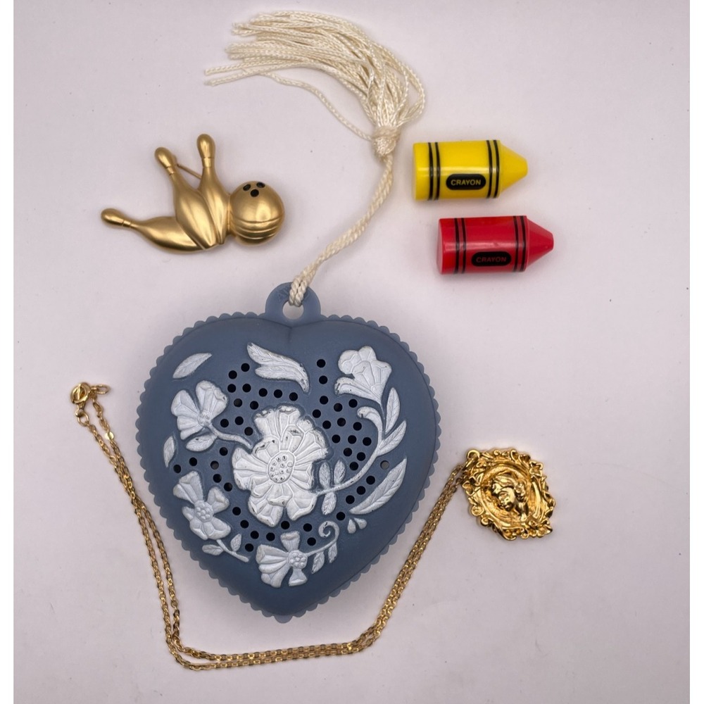 Avon Vintage Collectibles Lot Brooches, Necklace, etc
